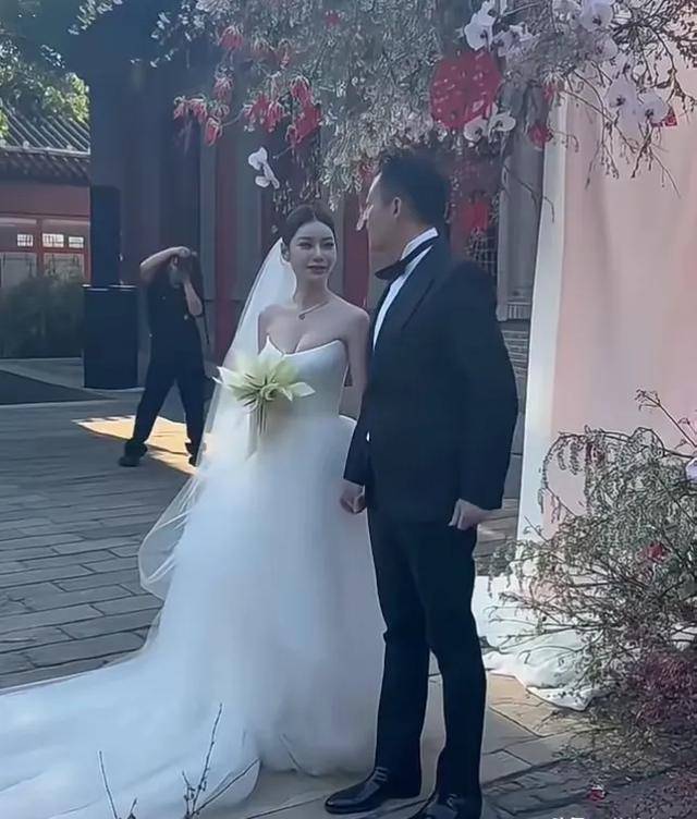 汪小菲父亲出席婚礼，大佬范十足全程笑脸，对马筱梅这儿媳很满意