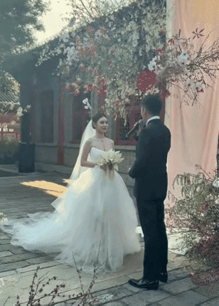 汪小菲父亲出席婚礼，大佬范十足全程笑脸，对马筱梅这儿媳很满意