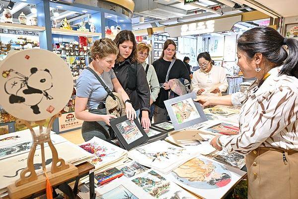 空箱来满载归！“China Shopping”正成外国游客打卡新方式 -华闻时空