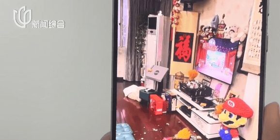 独家进展！睡楼道的老人已被送回老家了！