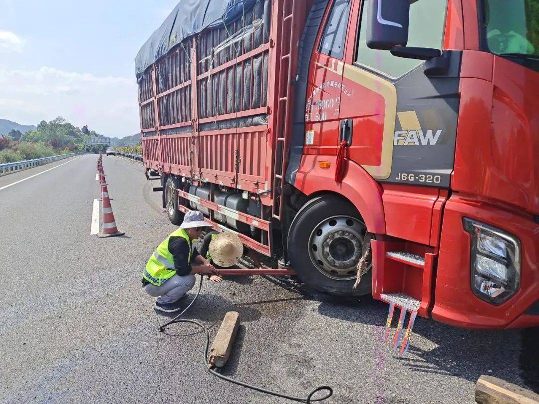 贵阳行驶中的货车突然爆胎司机慌乱之下急打方向结果