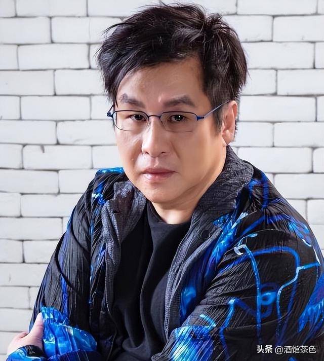 64岁郑智化现状：出行全靠轮椅，妻子对他不离不弃，26岁女儿好美