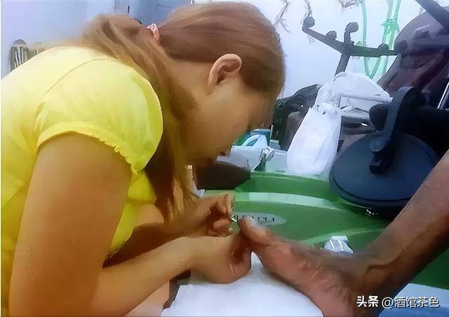 凤姐近况罕见曝光：40岁身材臃肿，牙齿脱落没钱修，后悔当初出名