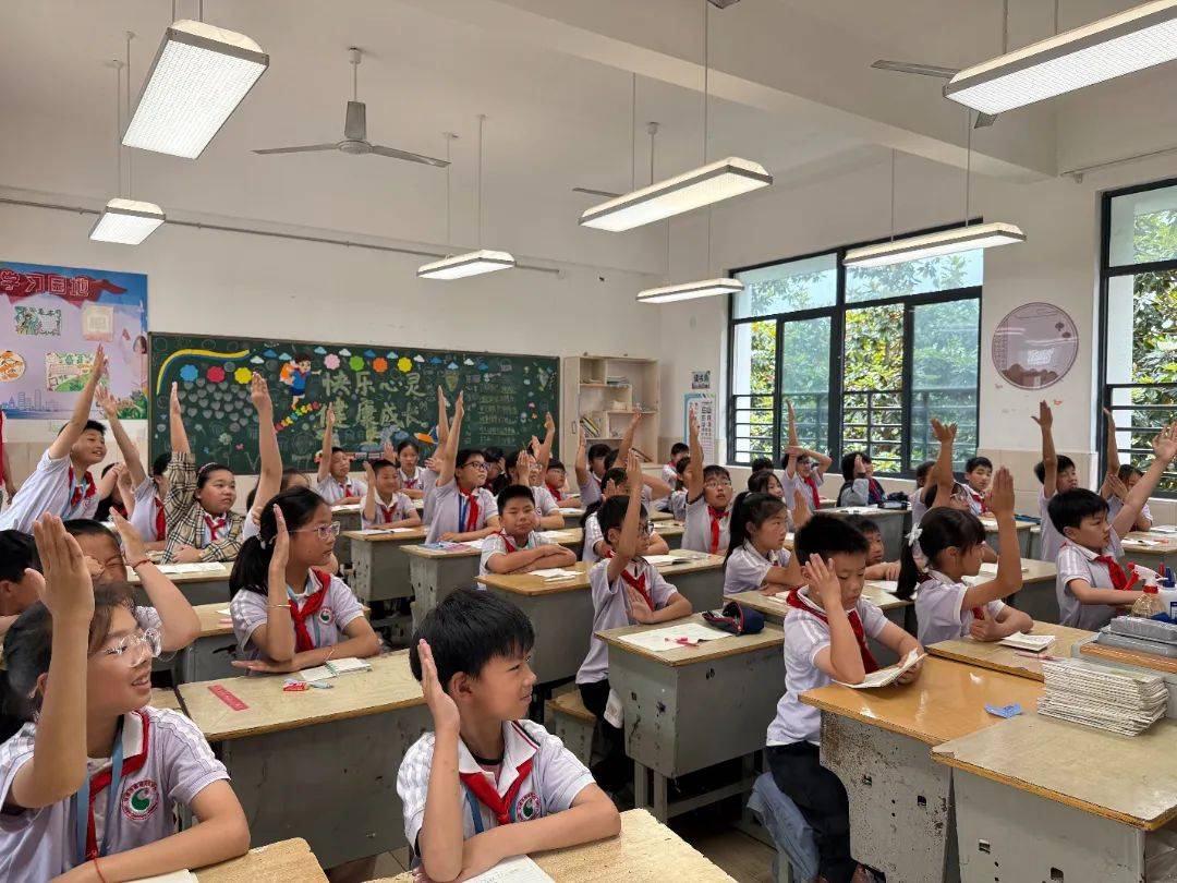 活动现场:踊跃抢答,红色基因生根发芽"3,2,1,开始抢答!