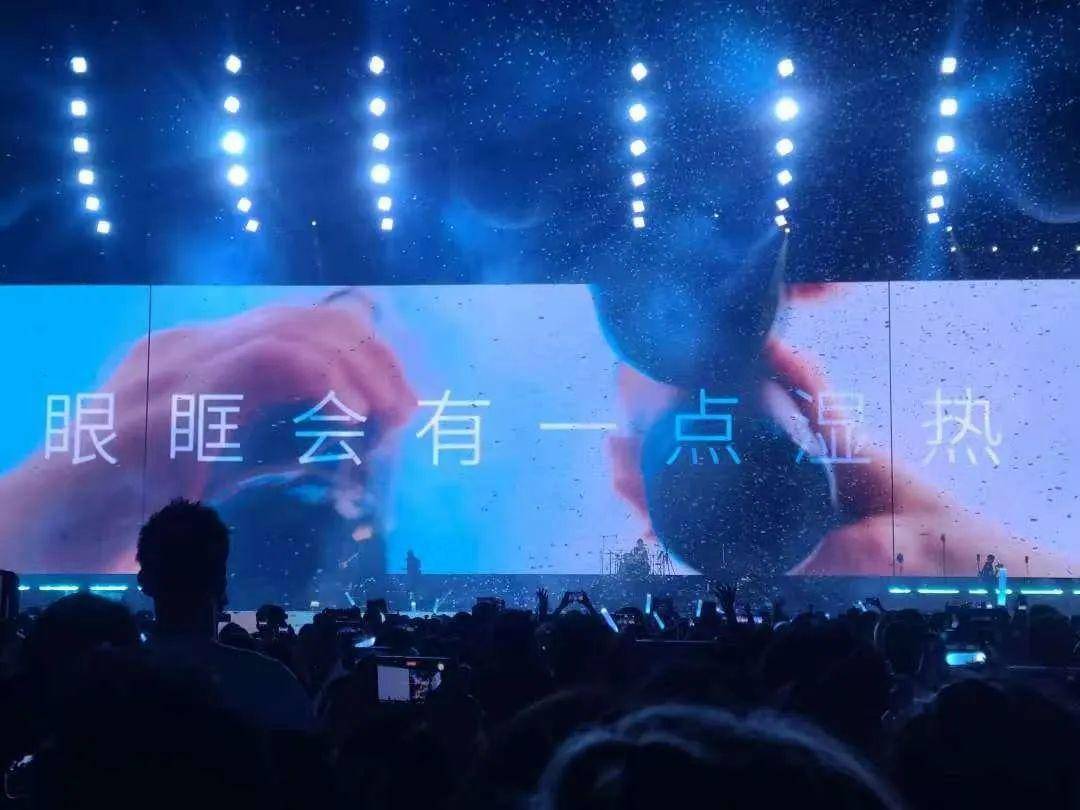 孙杨现身五月天杭州演唱会，2米身高成焦点，粉丝惊喜连连