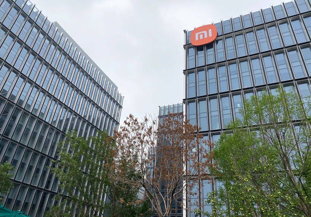 小米重磅发布，又“史上最强”！收入、盈利均创历史新高！小米SU7系列交付新车75869辆，卢伟冰介绍小米AI布局