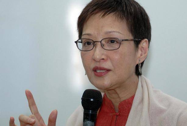 72岁胡因梦现状:不穿老年装,坦然面对衰老,颜值气质依旧在线