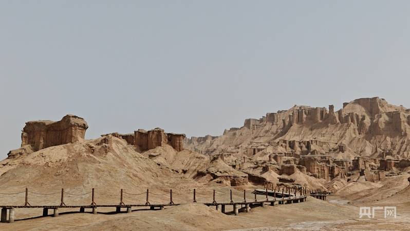 Kizil Red Stone Forest风景区域：地球调色板绘制了一