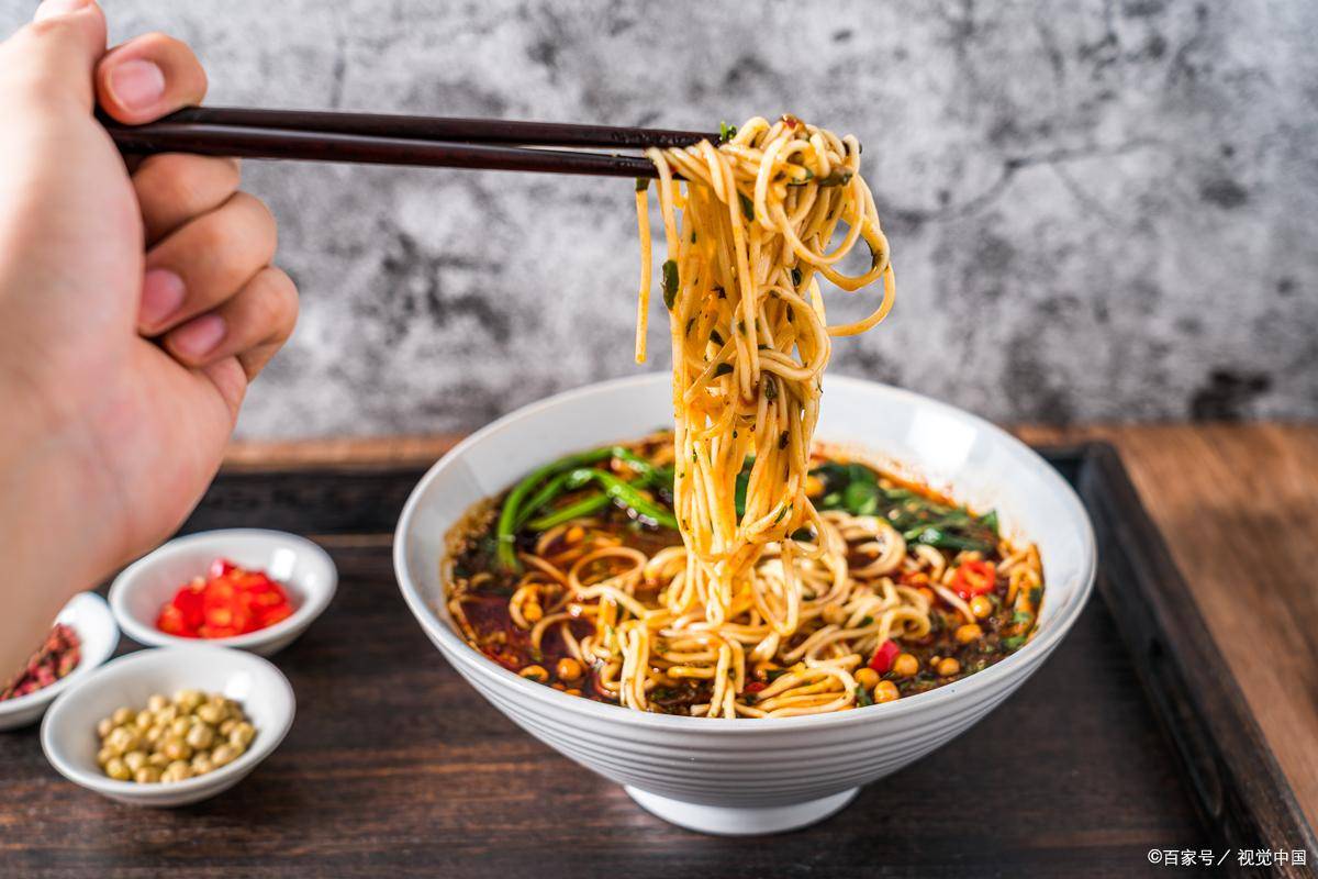 原创              把面条放水中泡一泡，不用早起，5分钟排除全家早餐，营养又美味