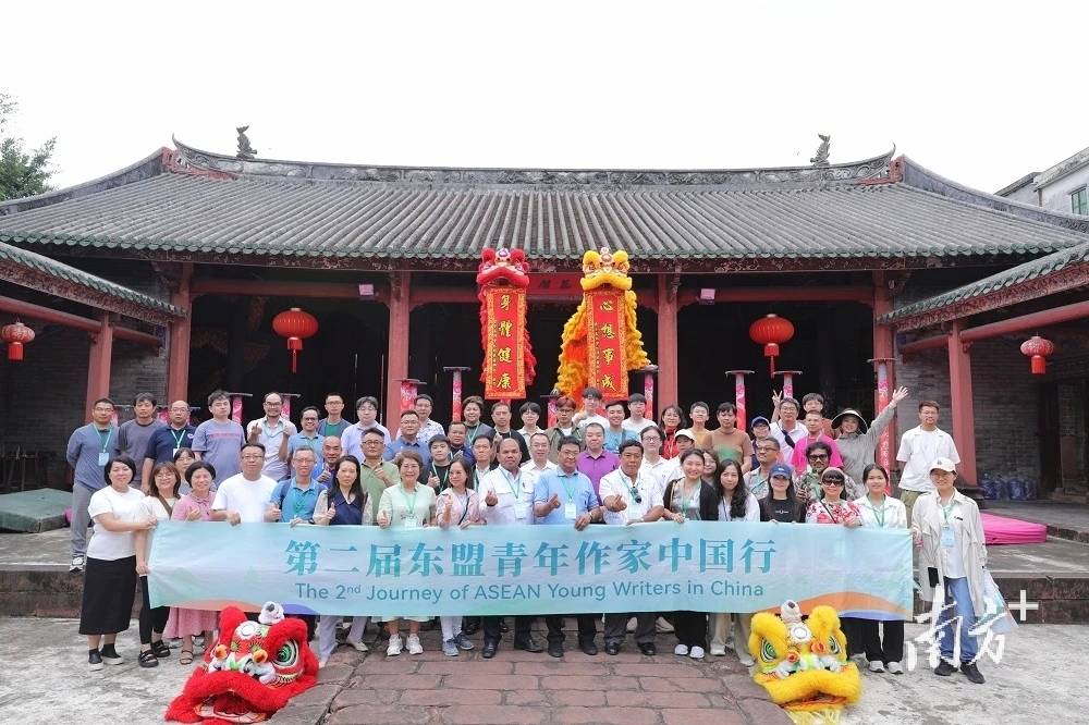 东盟青年作家中国行活动走进石排，体验“文创+智造”