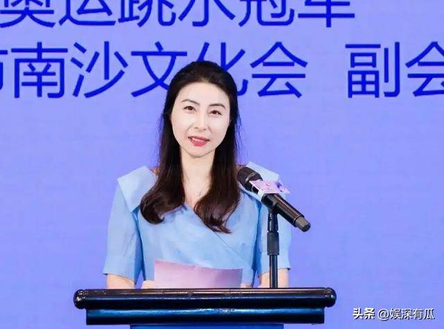 原创看到霍家游艇会上，独自上台演讲的郭晶晶，才明白什么叫端庄大气