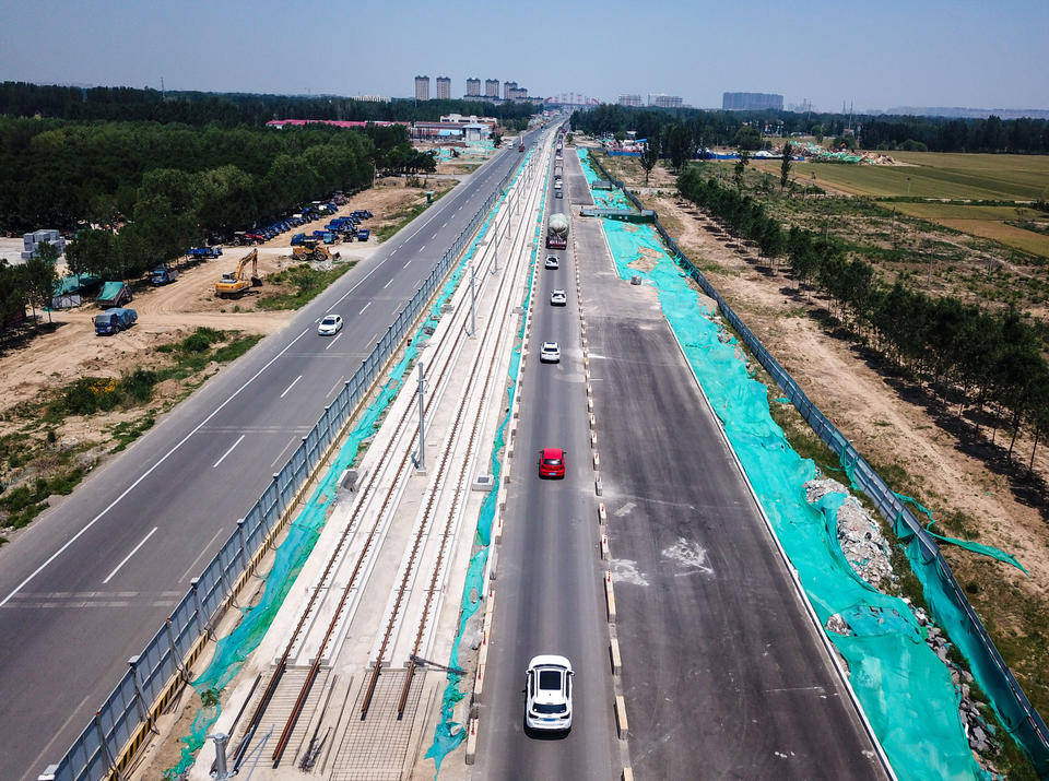 从济南东站到济阳区,济南轨交济阳线北段正铺钢轨