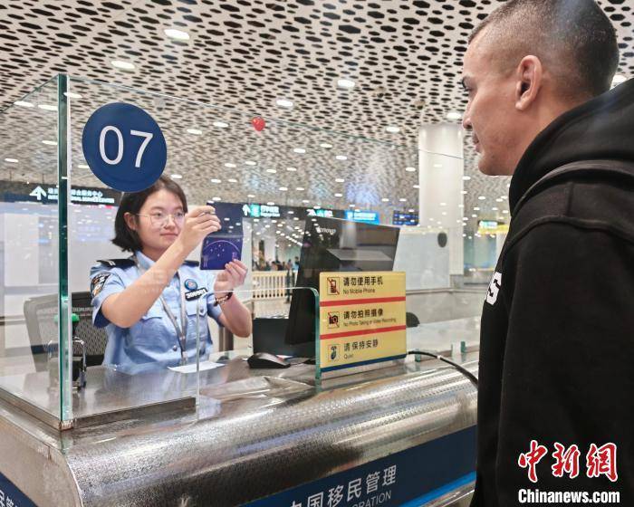 单方面免签“朋友圈”再增5国 深圳机场迎来首位免签旅客