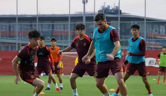 国足长期集训再引争议：缺乏比赛刺激，状态难提升？