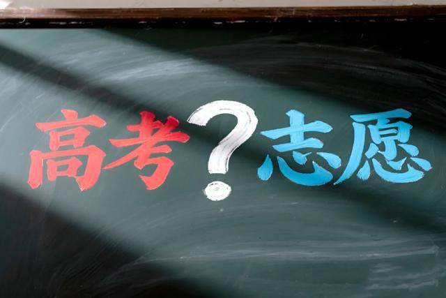 在8年内的大学入学评论数量的第一次崩溃之后