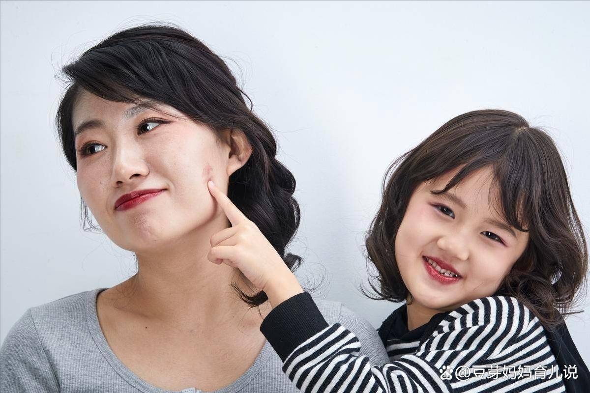 母亲最大的悲伤是，她可以轻松地向他人揭示三