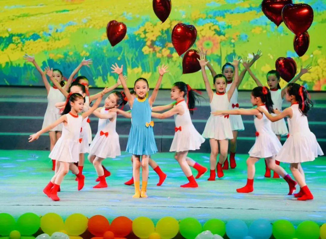 逐梦前行 新兴县庆祝"六一"国际儿童节文艺汇演举行