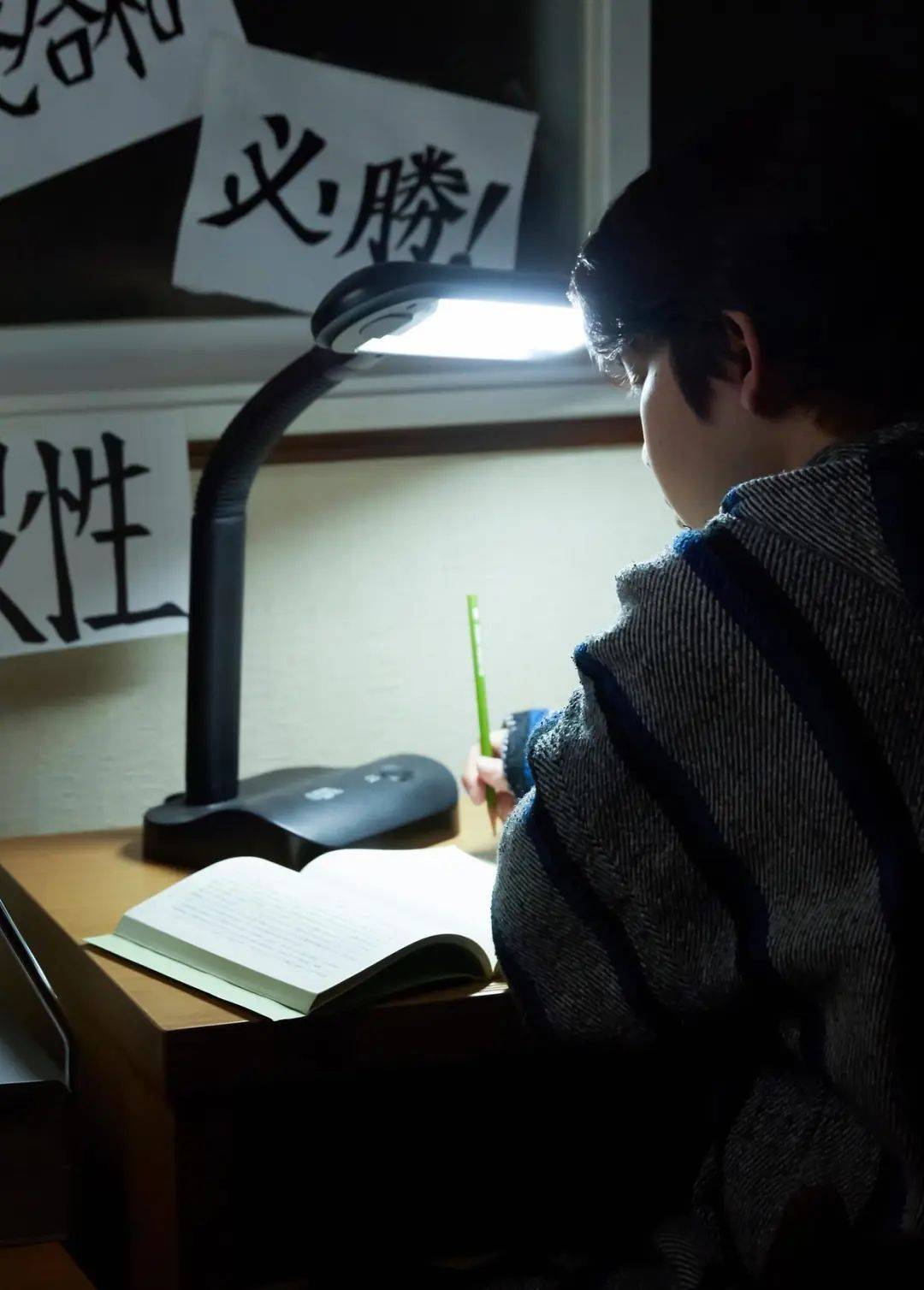 深夜伏案的青春:中小学生熬夜写作业背后的隐忧与突围