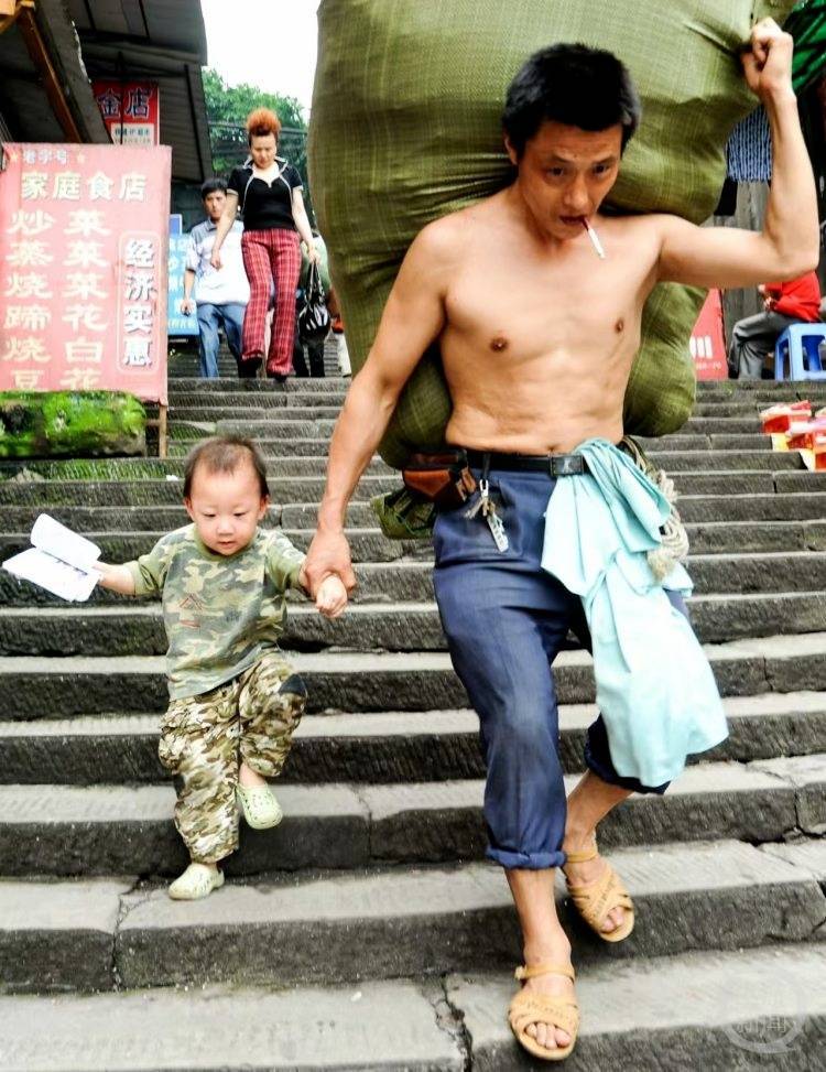 朝天门棒棒父子照曾火遍全网！那个小男孩，你认识吗？他高考啦