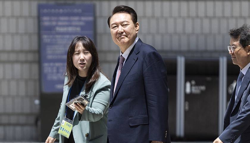 韩国大选后首次出庭，尹锡悦拒评选举结果 -华闻时空