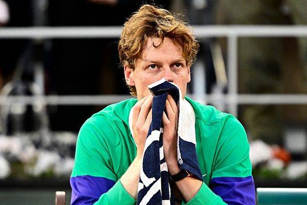 法网︱鏖战5小时29分创决赛用时纪录，阿尔卡拉斯与辛纳开创“新巨头时代”