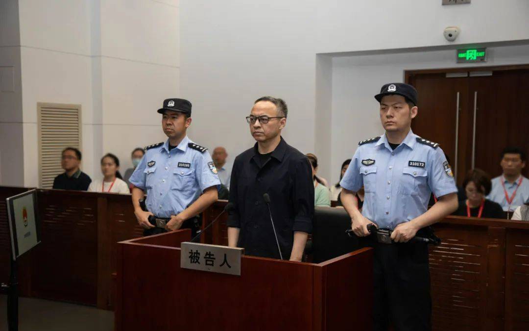 被控受贿近3000万元，上海市闵行区原副区长汪向阳受审