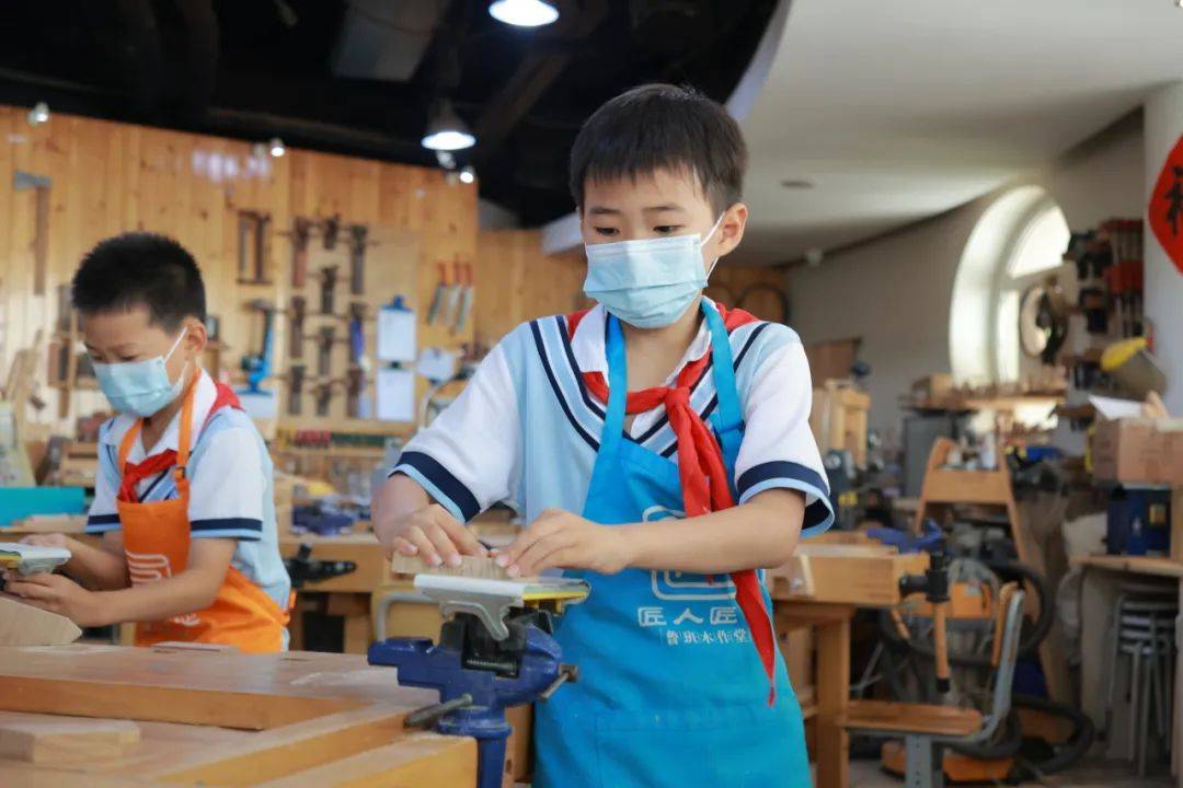 活动伊始,木作坊老师为同学们介绍木工工具与安全知识,随后围绕 "小