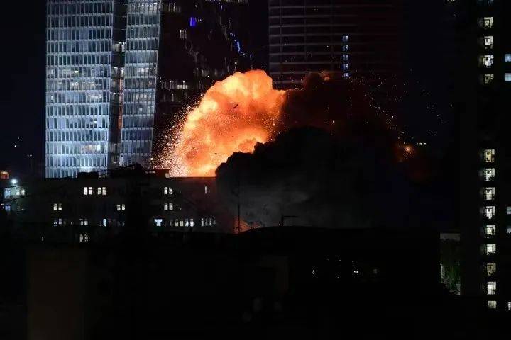 干货满满（巴以冲突新闻播报）央视新闻巴以冲突，新华社记者：下一刻来临的会是穿楼而入的炸弹吗？，塑料袋，