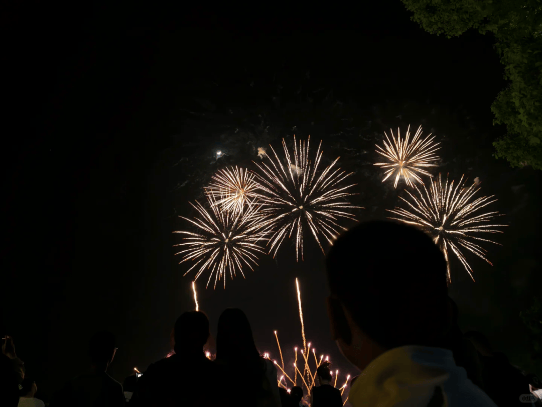 ，于灯火与星河里收藏毕业回忆，当烟花落幕时，青春的故事才刚刚开始...