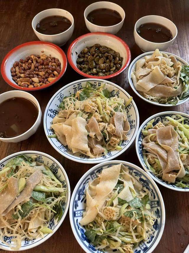 李 - 亮：光晕 - 粘合冷面，豆茶和腌制。她喜欢