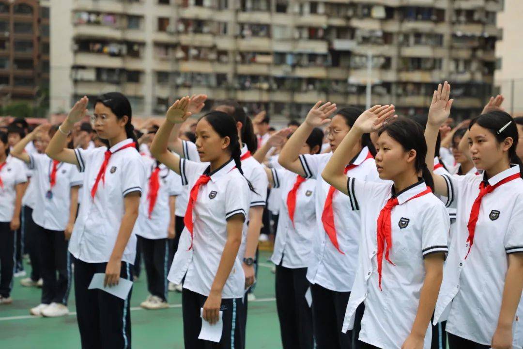 2023级全体少先队员面向队旗整齐列队,庄严敬礼,离队前最后一次佩戴着