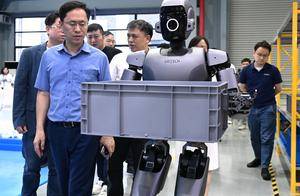 广西工业版人形机器人下线