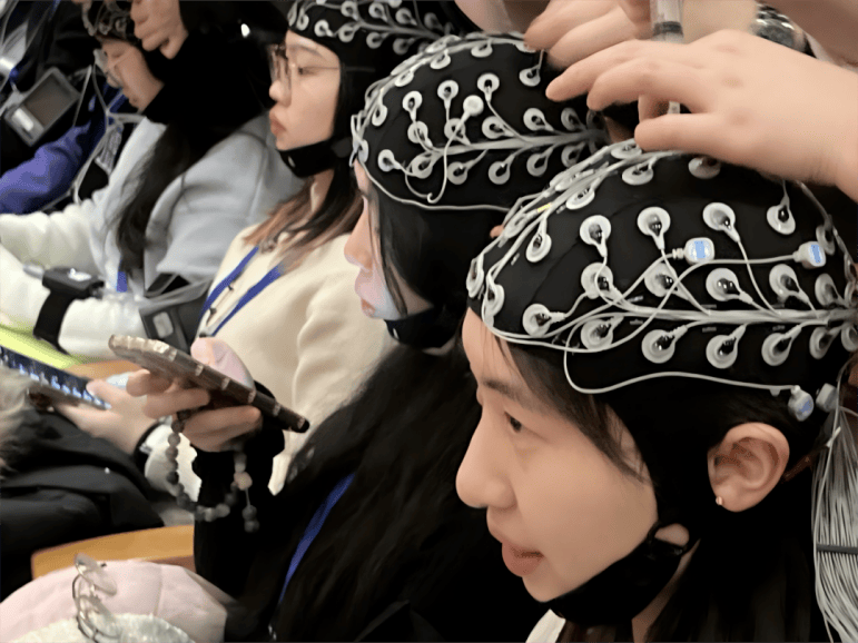 “这是什么神秘高科技？”多人戴“奇异头套”看演出，清华大学回应
