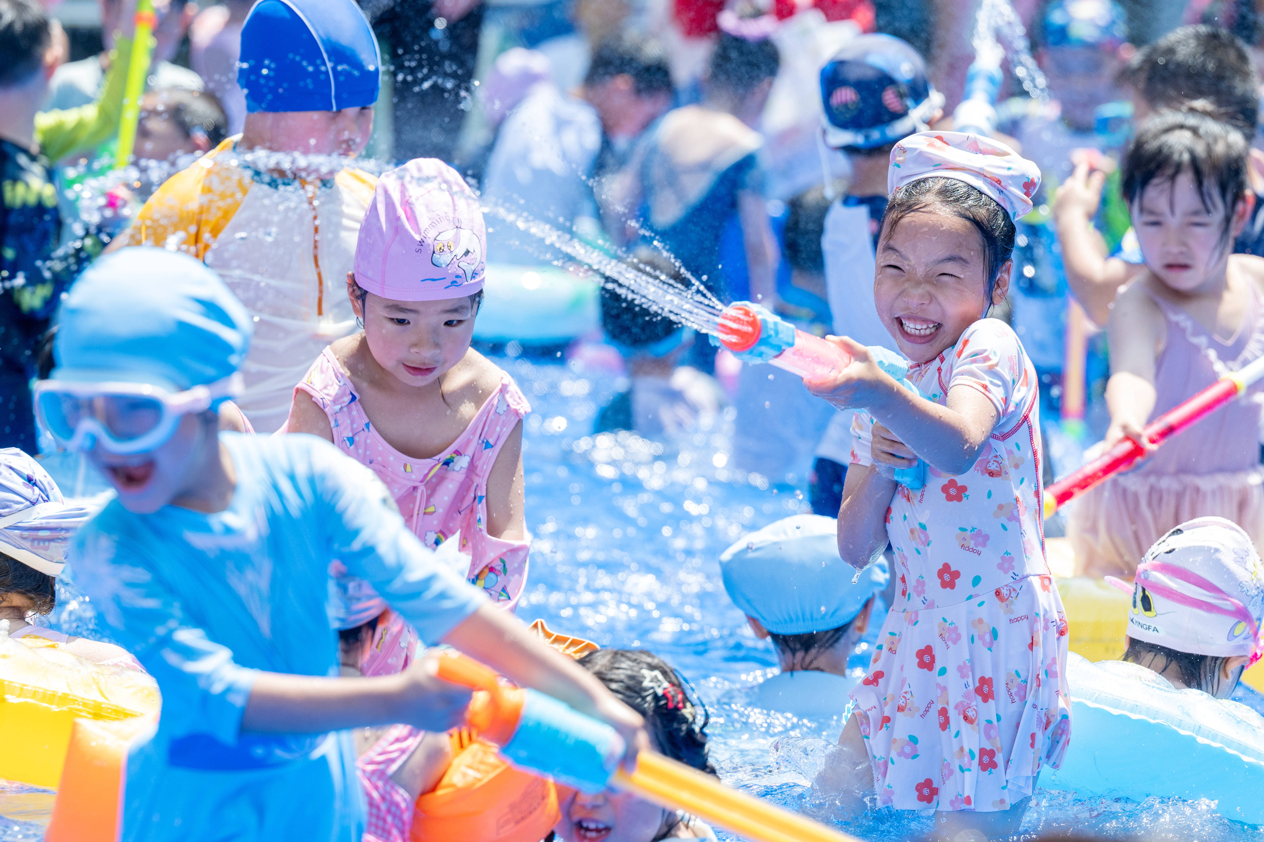 浙江长兴:亲子戏水乐 运动享清凉