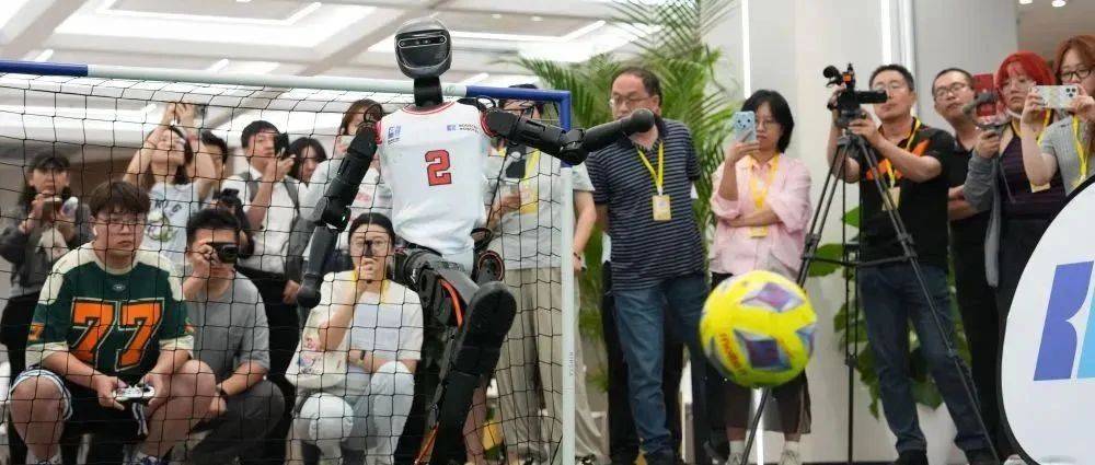 向“智”！中国机器人“跑”起来