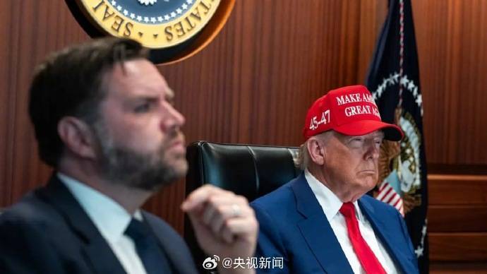 白宫公布袭击伊朗期间战情室照片 -华闻时空