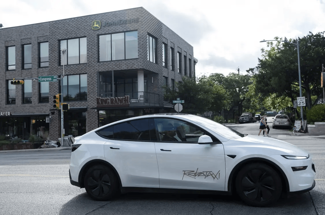 特斯拉正式推出Robotaxi 马斯克：十年辛勤工作的成果