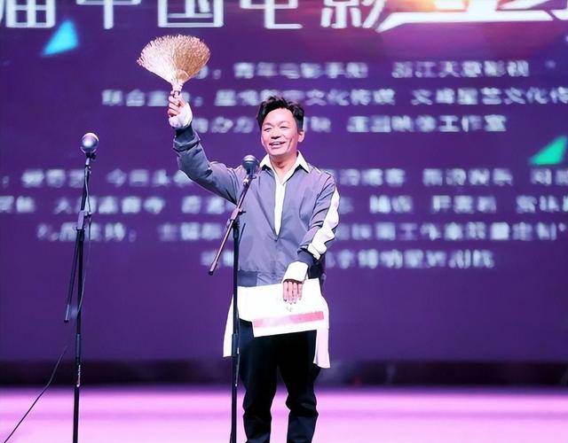 离婚9年，王宝强的一双儿女都“以他为荣”，马蓉彻底后悔了吧？