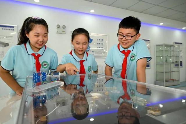 合肥市杏林小学学子零距离探秘激光“黑科技”