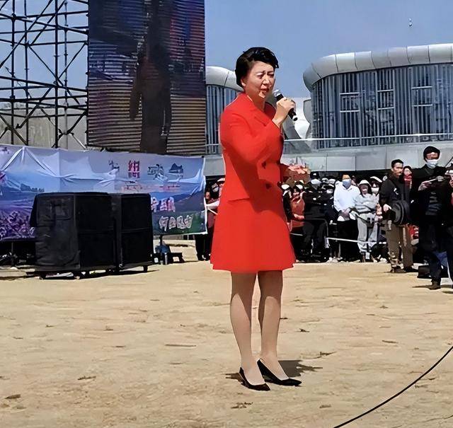 过气明星有多惨：农村走穴，穷到只剩100万，摆摊还债，体面呢？