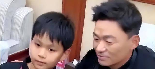 离婚9年，王宝强的一双儿女都“以他为荣”，马蓉彻底后悔了吧？