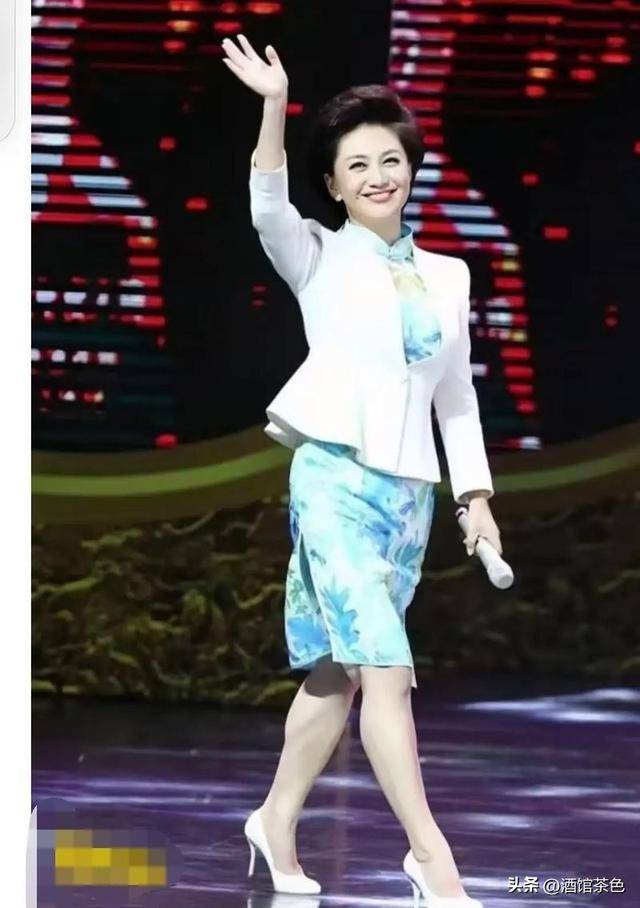 央视主播海霞:53岁退居幕后,丈夫是清华教授,女儿比她还漂亮