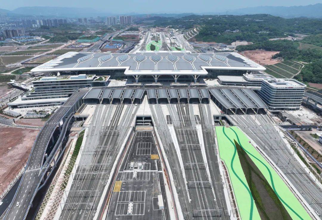 —设置城市综合交通换乘中心,将铁路站场"路基改高