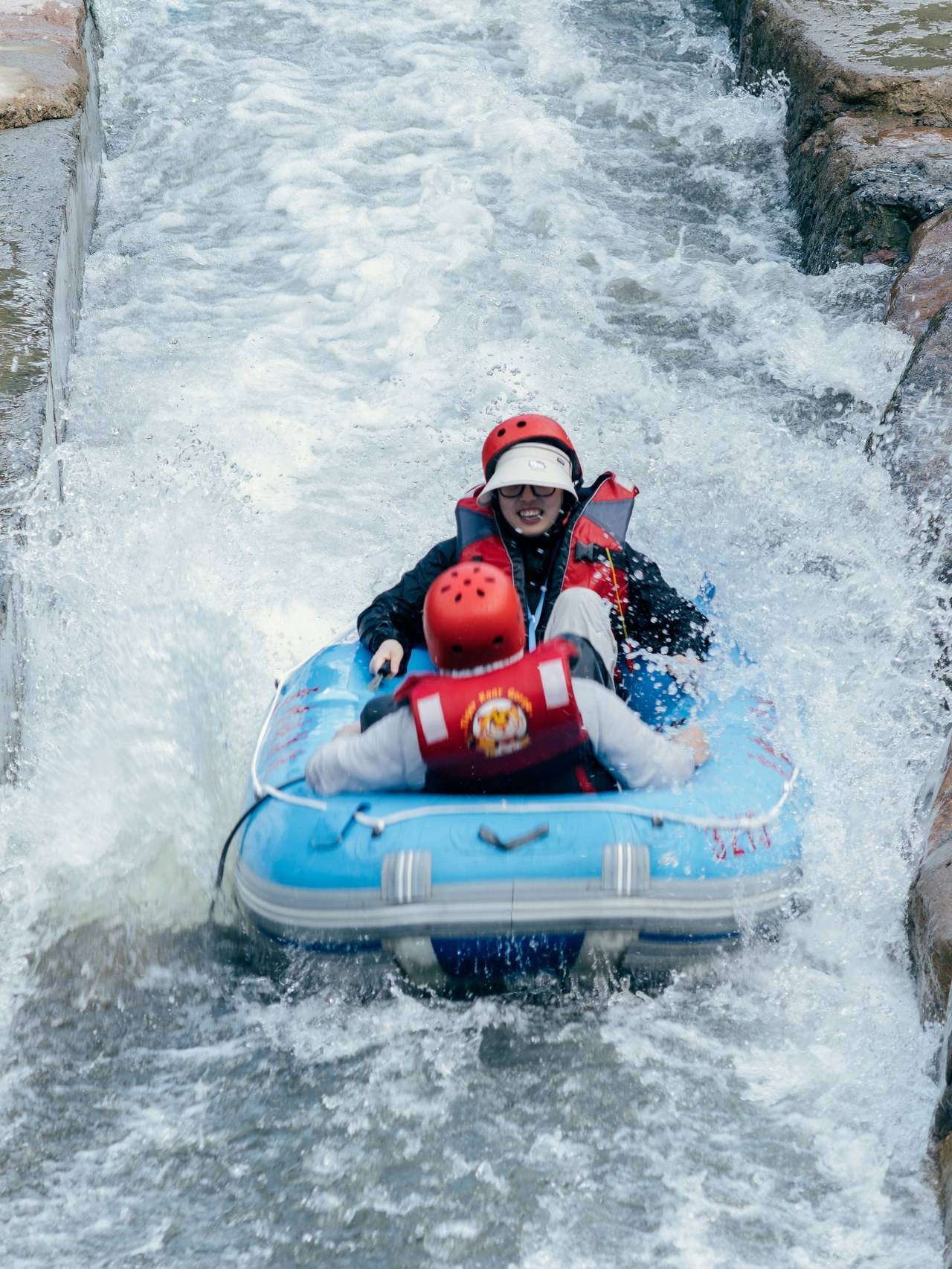 白天漂流冲浪,晚上啤酒狂欢,来桐庐虎啸峡解锁清凉"湿身季"