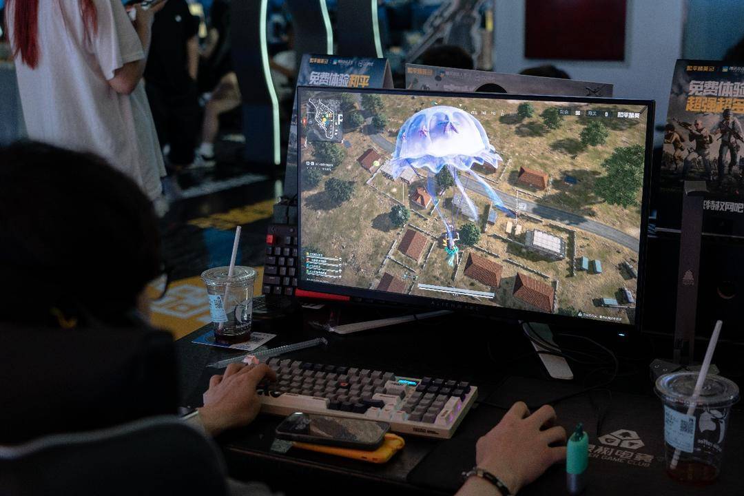 毕业季老友相聚 他们在网吧用和平精英pc模拟器"连坐"