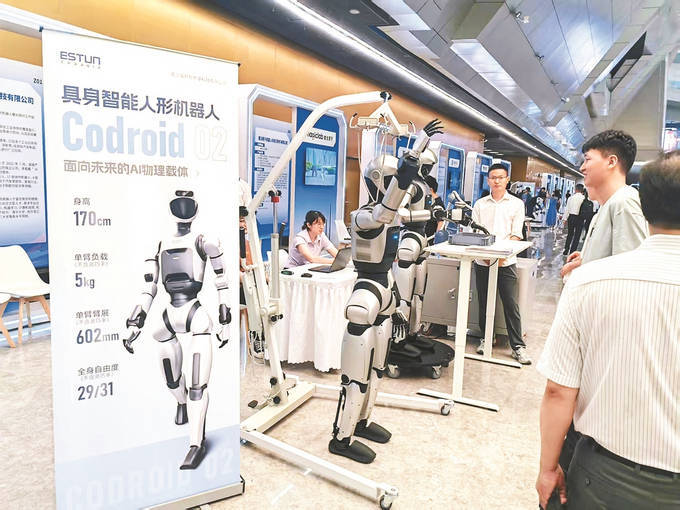 从炫技到服务，具身智能机器人“加速跑”