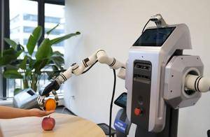 AI+场景创新②丨从找衣服到安全监护，机器人“上岗”成都养老院场景
