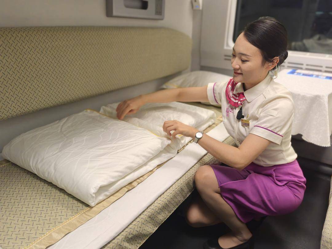 范围内严格选拔,组建了由7名女乘务员和1名男乘务员组成的首发班组