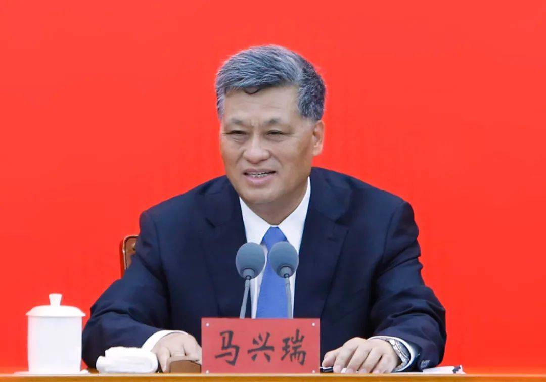 隔岸观火小说:陈小江任新疆 *** 尔自治区党委书记，曾有16年媒体工作经验