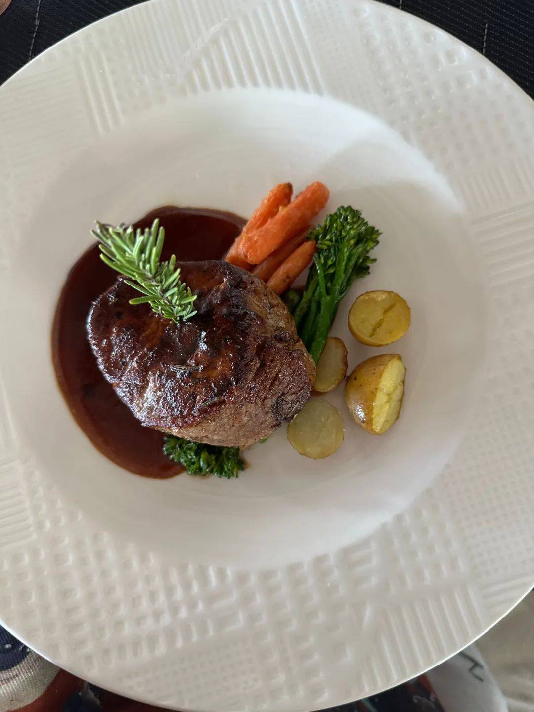 库雷迪泳池餐吧 kuredhi restaurant bar & gallery位于主泳池边上